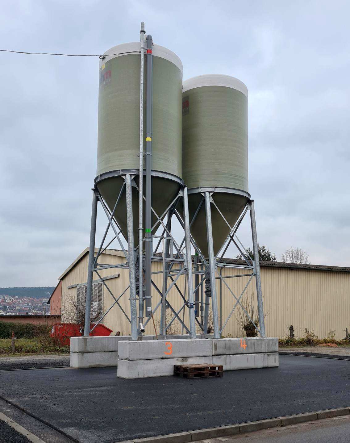 zwei gfk-silos für streusalz